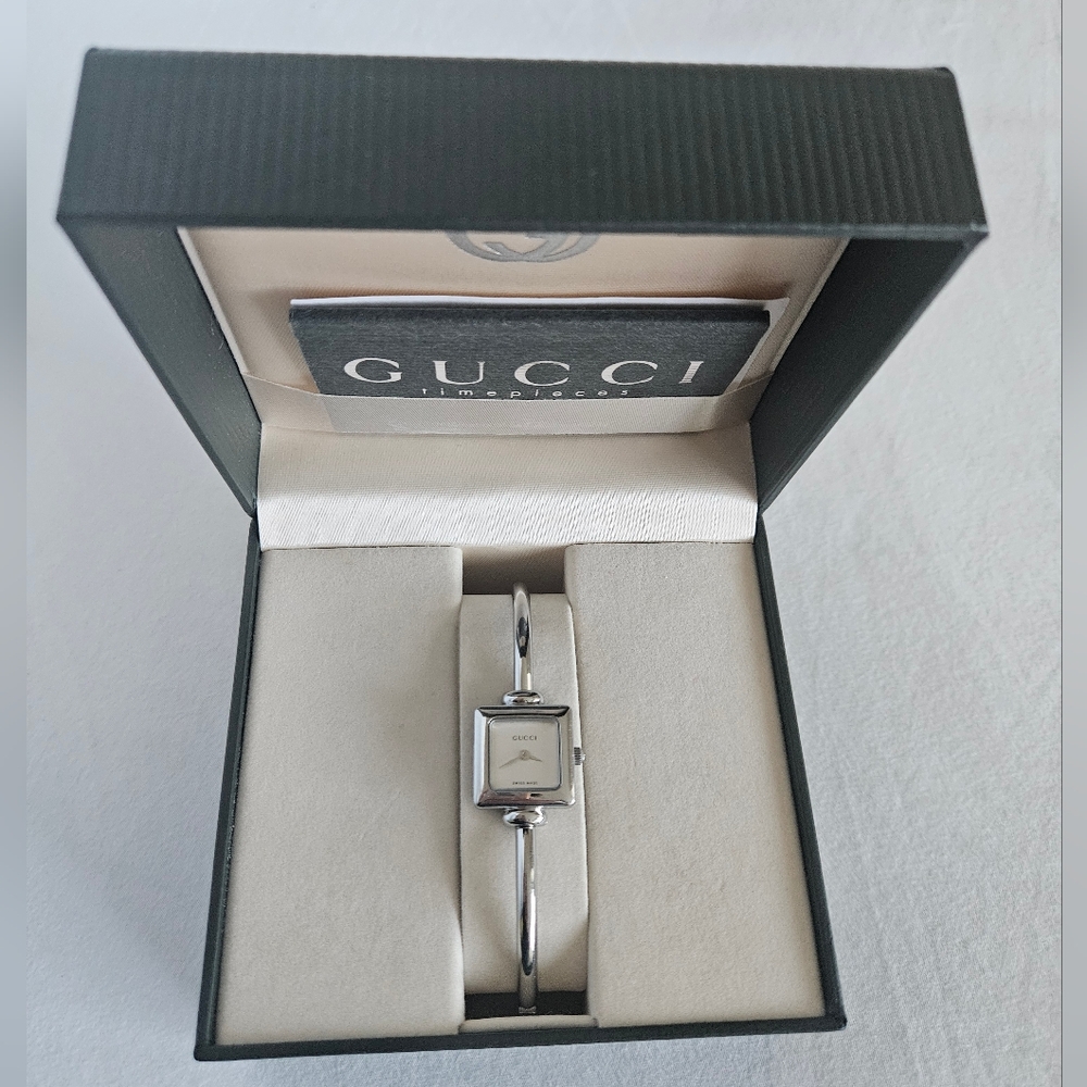 Vintage Gucci Women’s 1900L Silver Bangle Square Face Watch